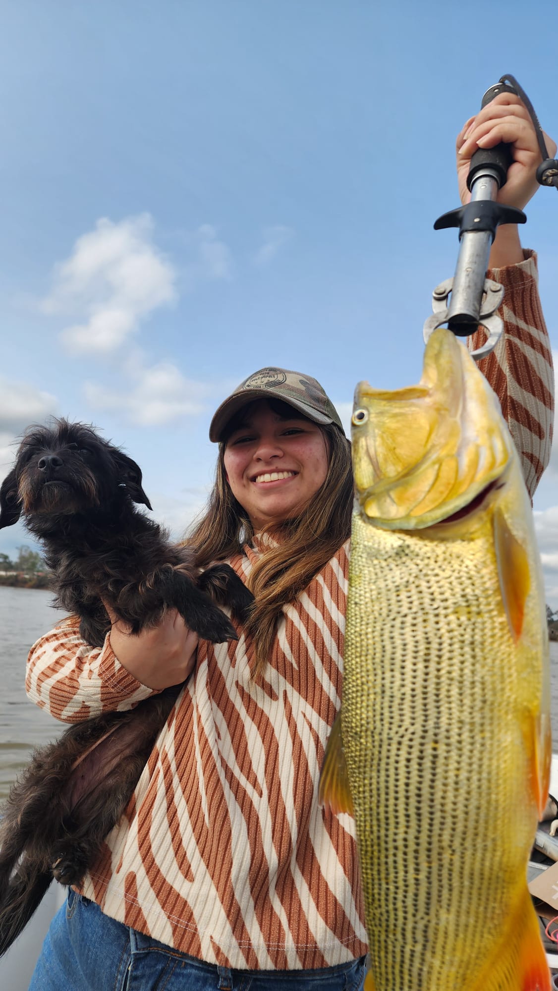 Cliente de La Celeste Pesca con un dorado